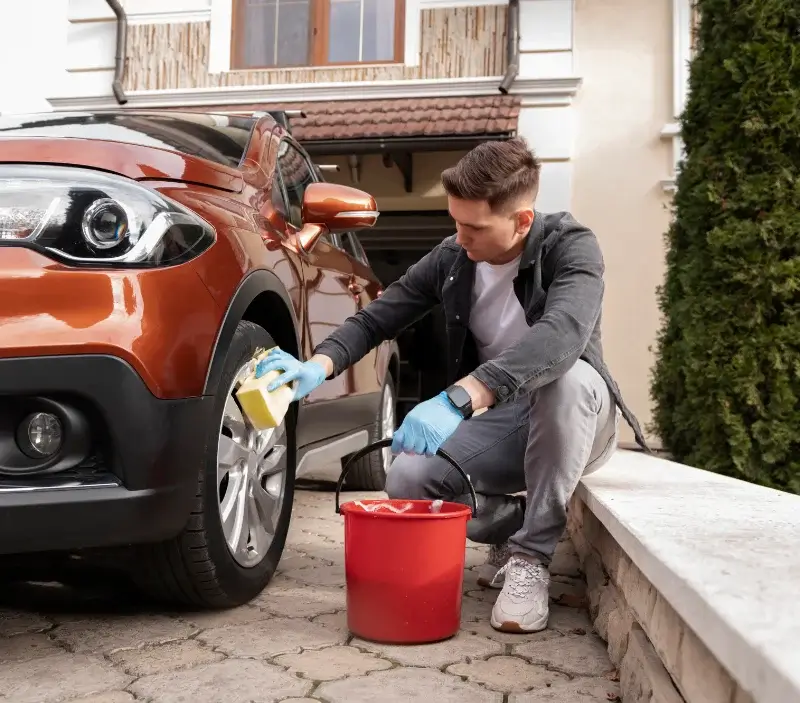 Lavage auto à domicile Landerneau : professionnel intervenant sur un véhicule